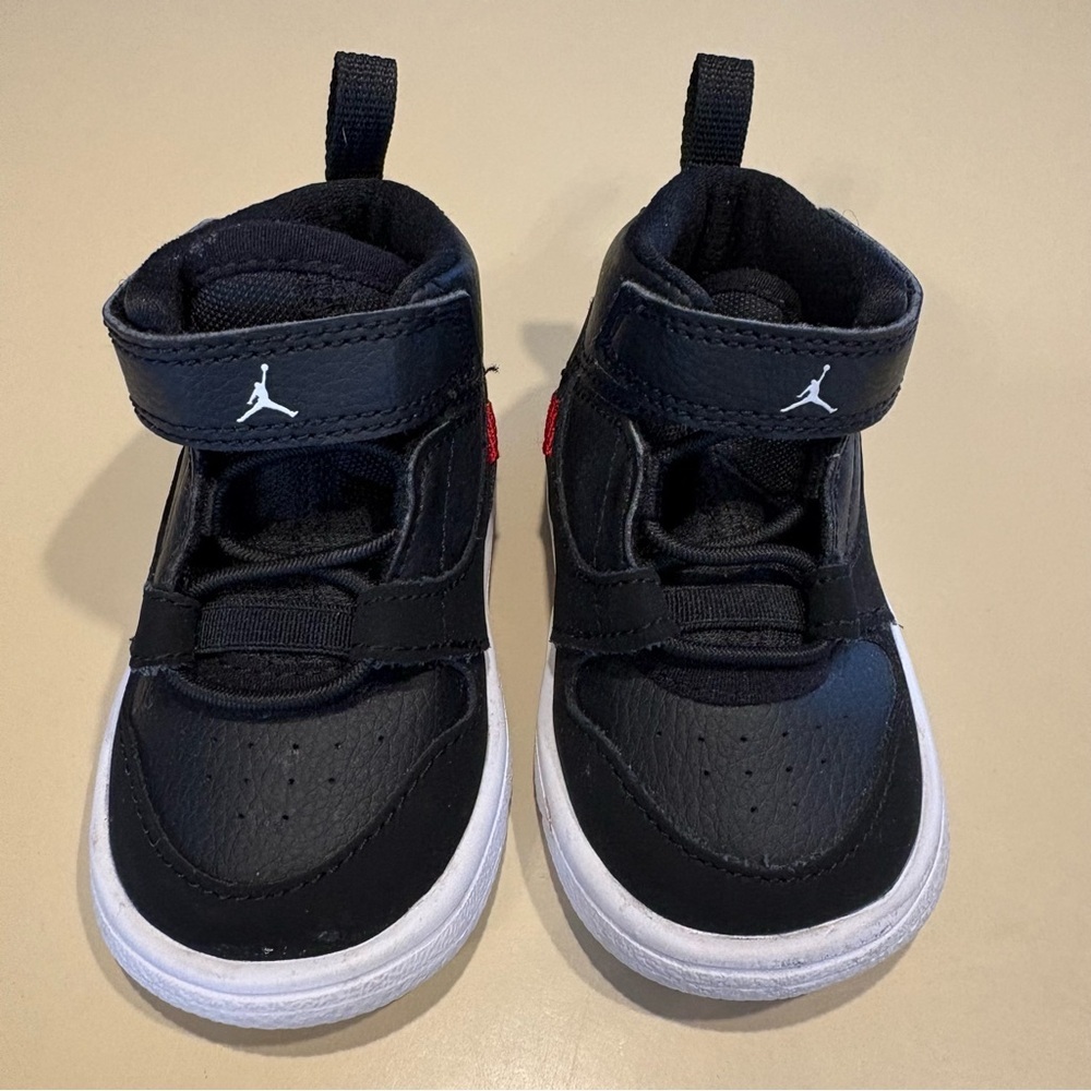 Nike Jordan Fadeaway AO1332-016 Black Basketball Shoes Size 4 - Picture 3 of 11